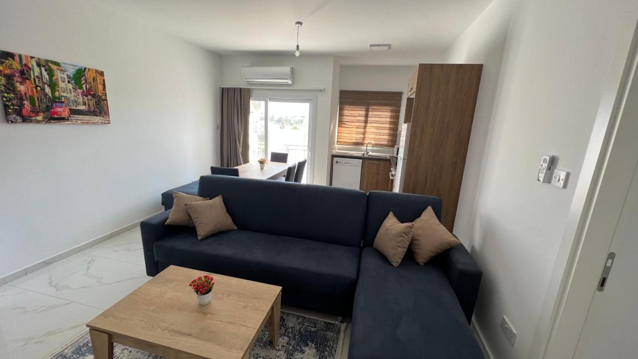 Tetris Apartment Spacious Comfortable Никосия Номер фото