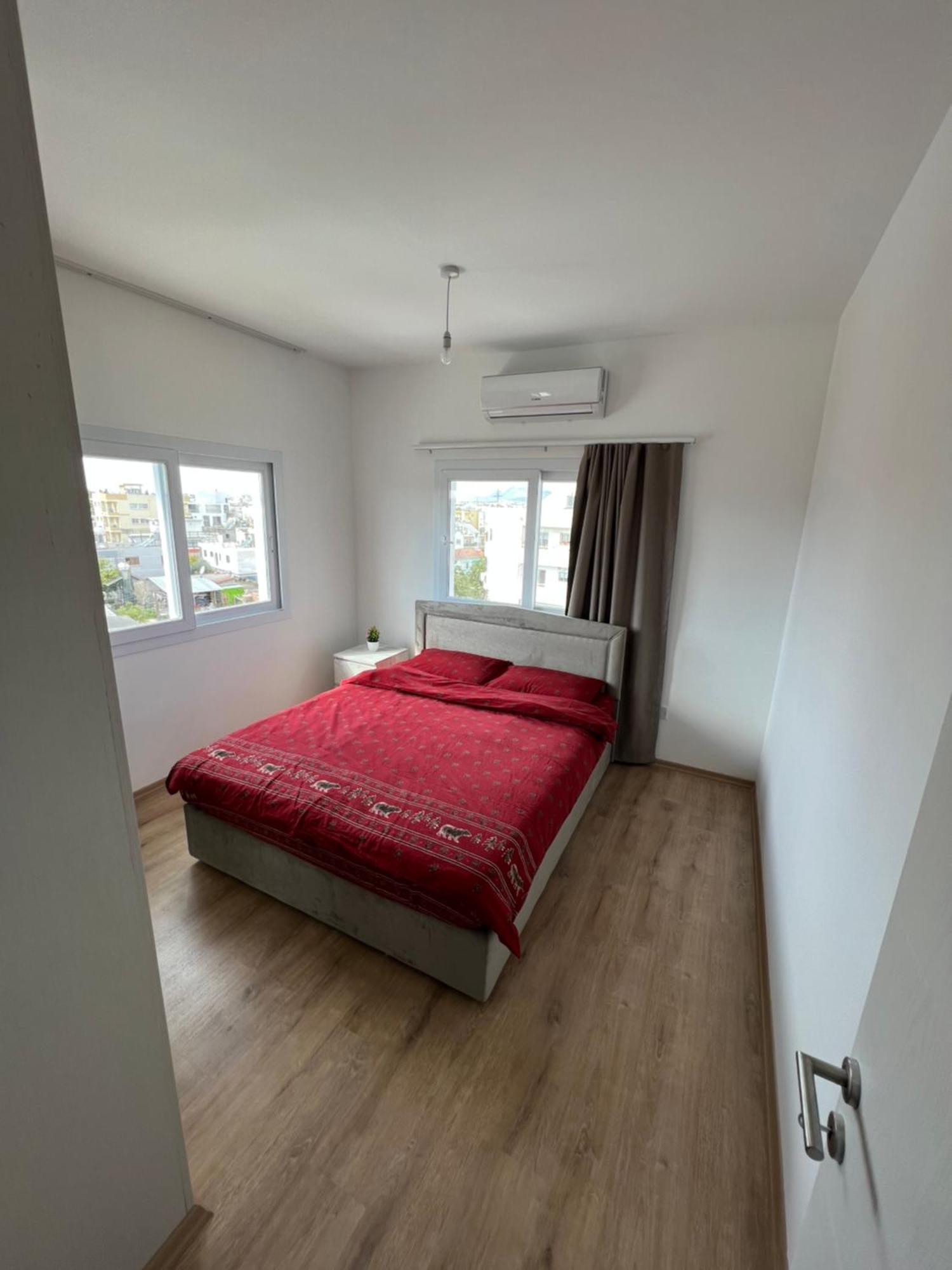 Tetris Apartment Spacious Comfortable Никосия Номер фото