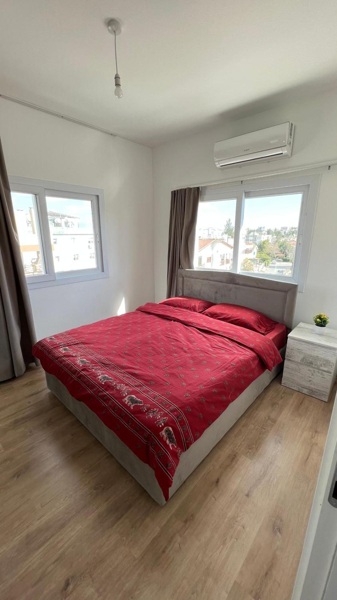 Tetris Apartment Spacious Comfortable Никосия Номер фото